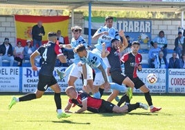 Acción del duelo disputado el pasado fin de semana entre el Coria y el Melilla en La Isla.