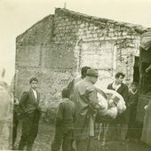 Un guarda municipal de Badajoz ayudando a los vecinos.