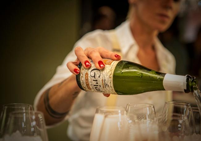 Es importante abrir la botella directamente de la nevera.