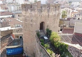 La Torre Redonda con el acceso desde la muralla cuya propiedad reclamaba una particular.