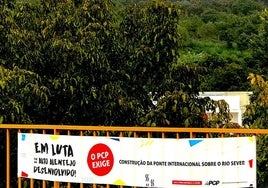 Cartel reclamando la construcción del puente en el lado portugués.
