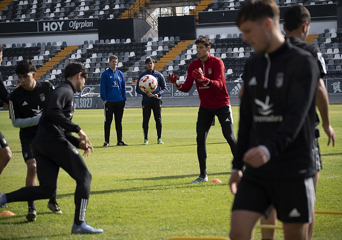 David González y Nico Medina siguen el entrenamiento del Badajoz en el Nuevo Vivero.