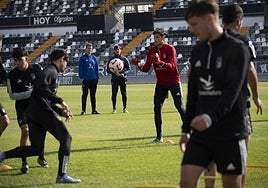 David González y Nico Medina siguen el entrenamiento del Badajoz en el Nuevo Vivero.
