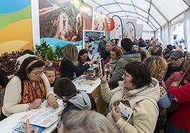 Aspecto a media mañana de la carpa principal repleta de público.