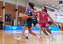 Filipe trata de parar una acción ofensiva del Unicaja Mijas.