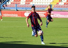 Pablo Platero en el partido del Extremadura ante el Pueblonuevo.
