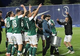 Celebración del Cacereño tras la última victoria liguera.