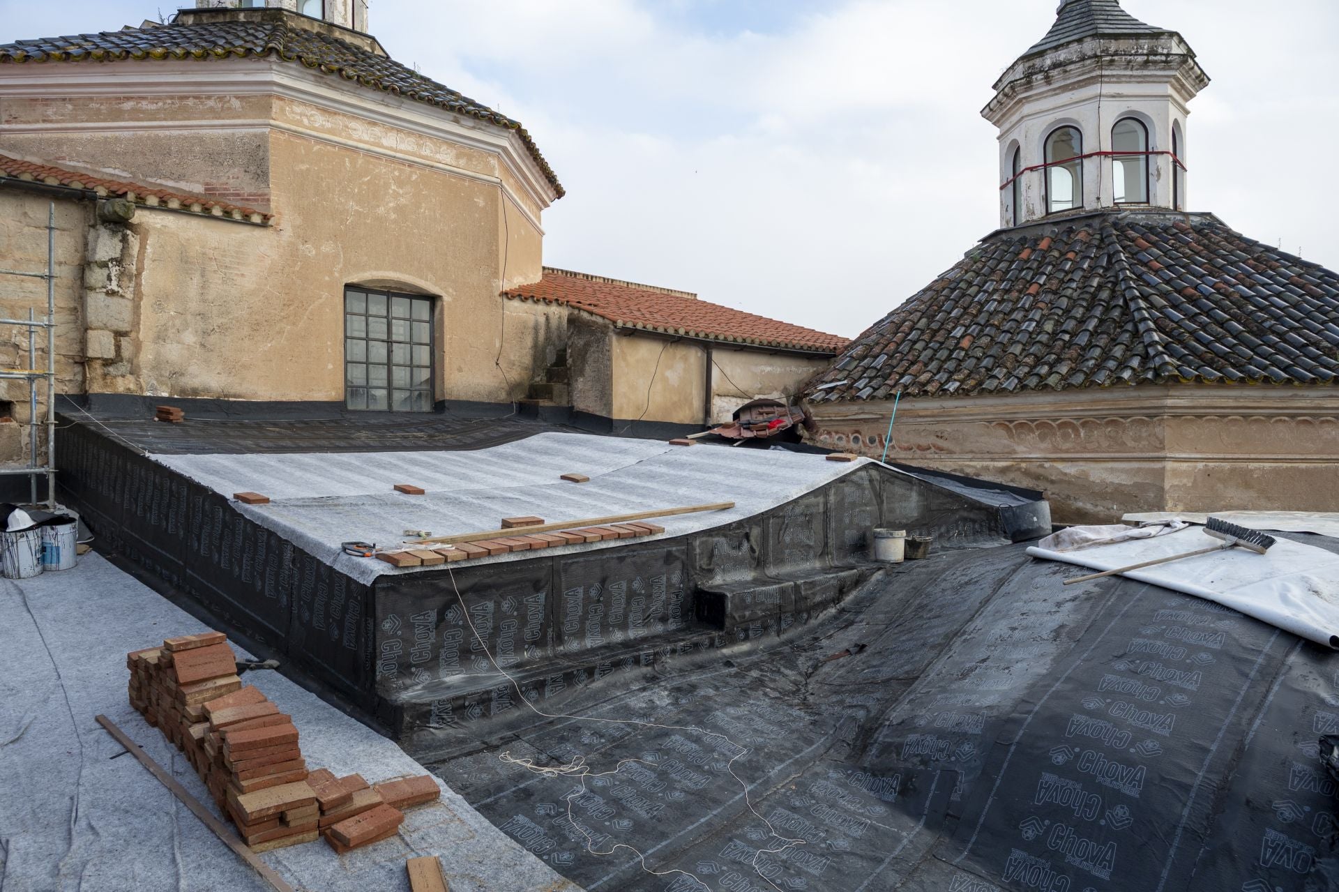 La recuperación de los tejados de la catedral de Badajoz, en imágenes