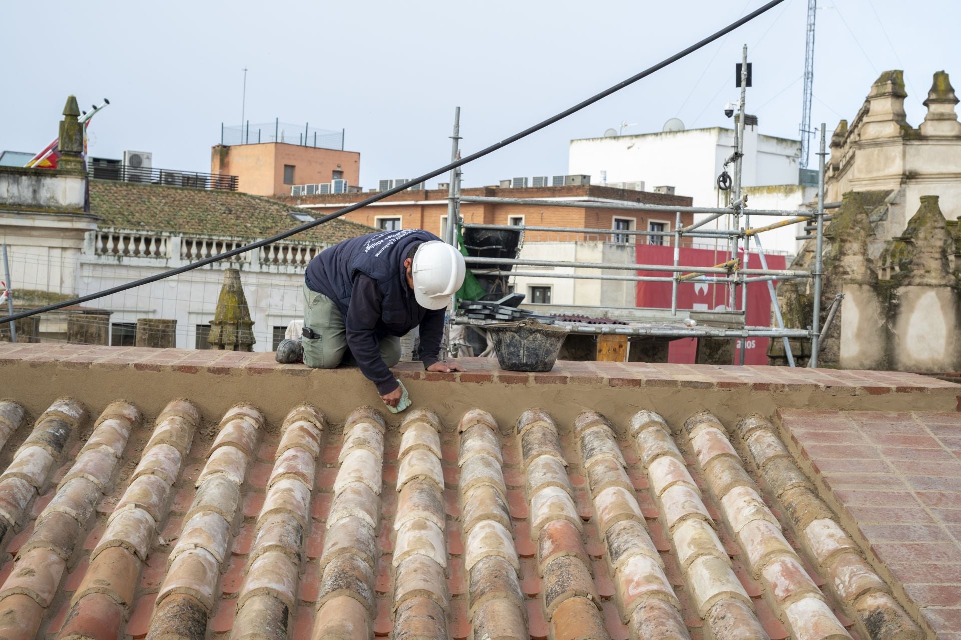 La recuperación de los tejados de la catedral de Badajoz, en imágenes
