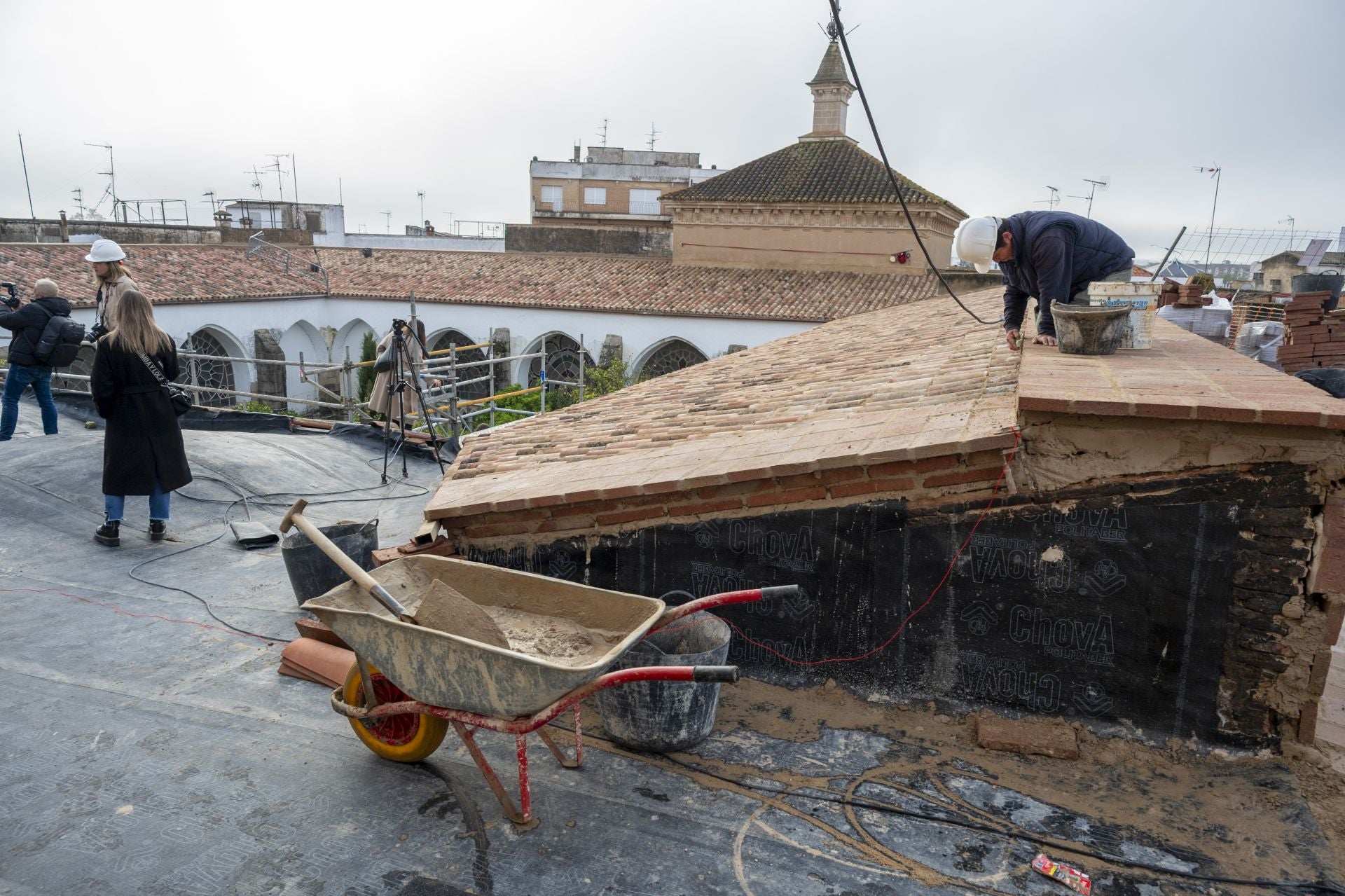 La recuperación de los tejados de la catedral de Badajoz, en imágenes