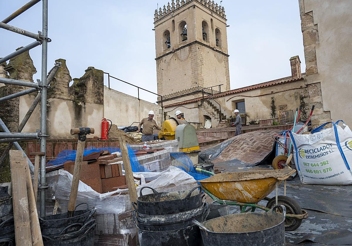La recuperación de los tejados de la catedral de Badajoz, en imágenes