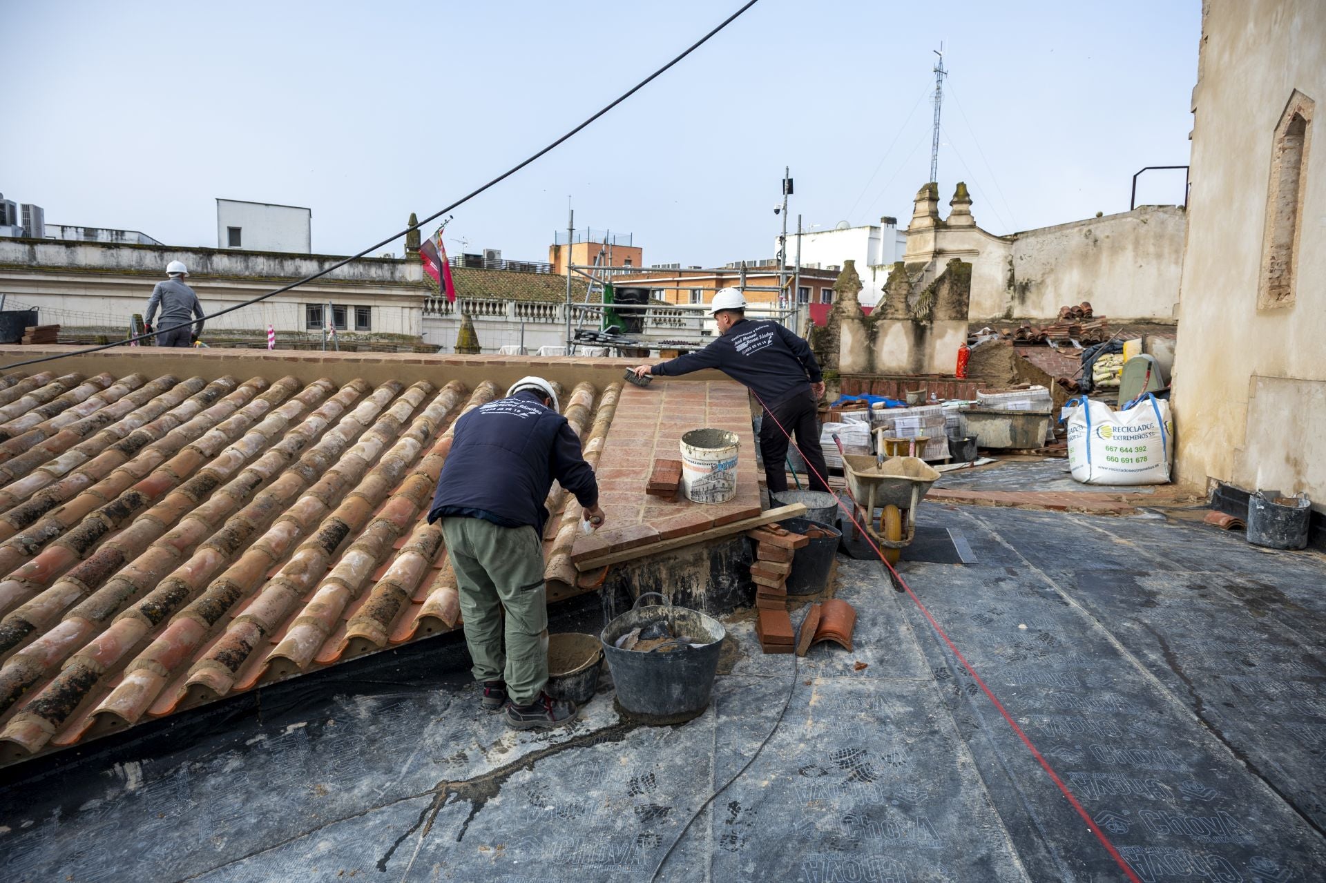 La recuperación de los tejados de la catedral de Badajoz, en imágenes