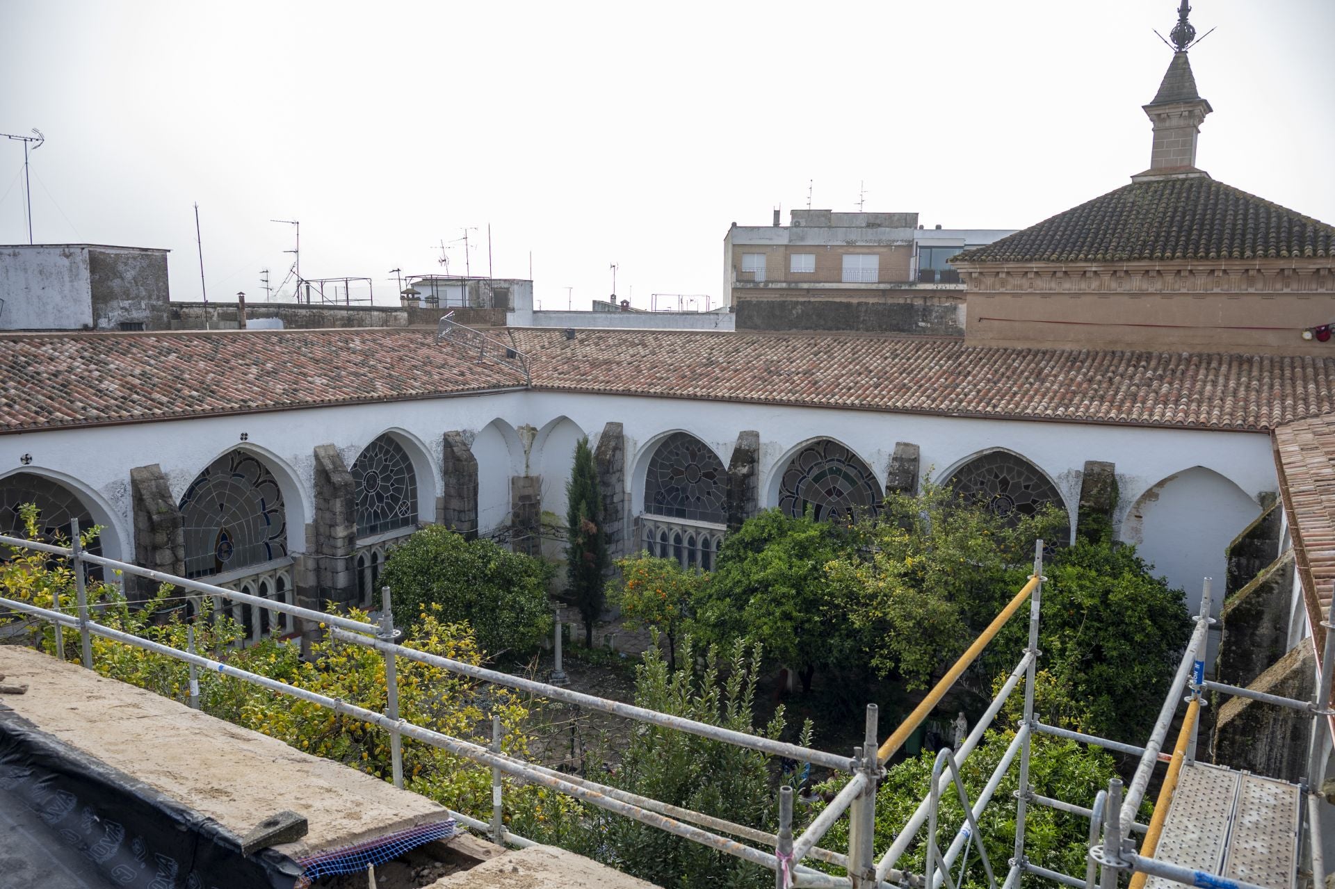 La recuperación de los tejados de la catedral de Badajoz, en imágenes