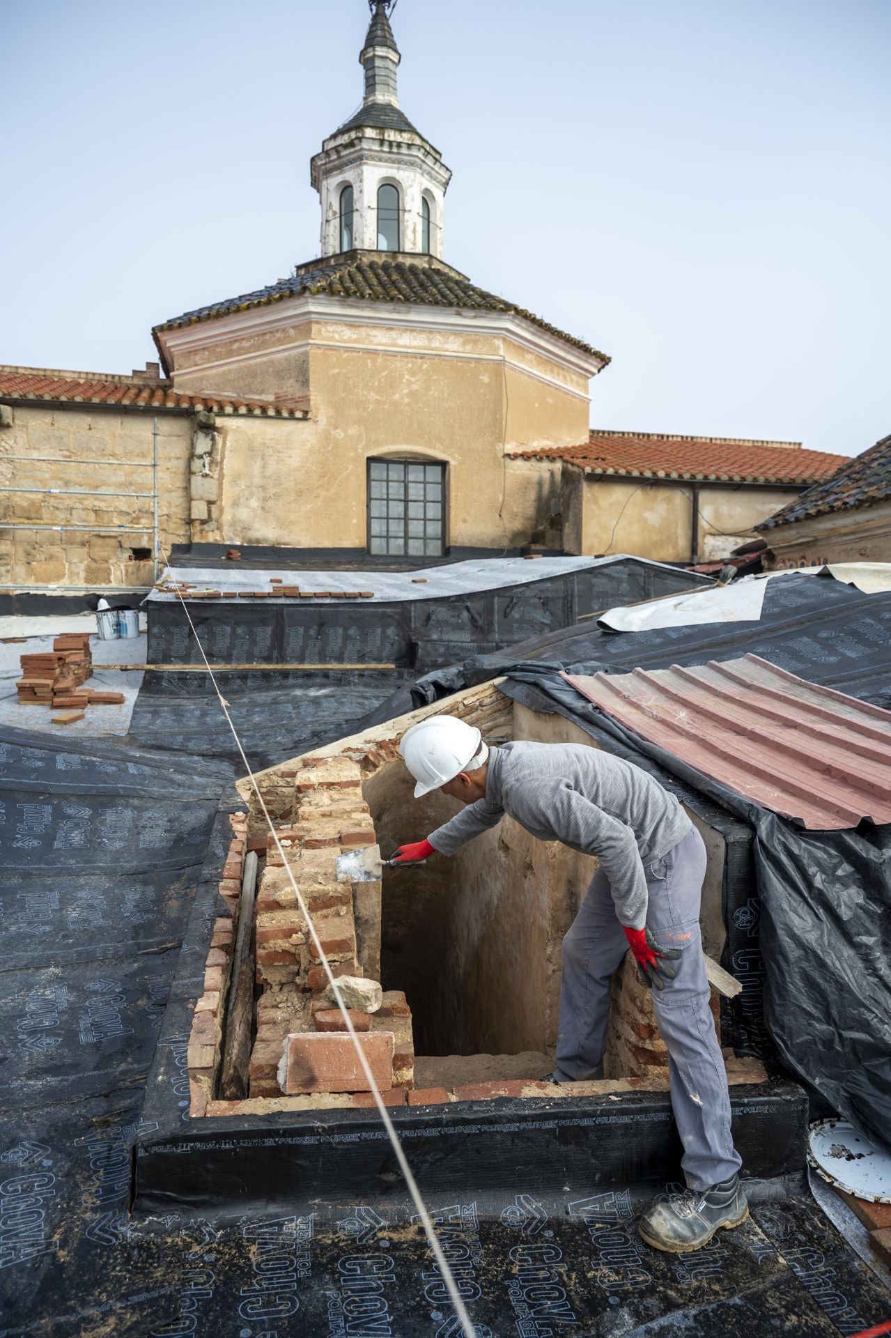 La recuperación de los tejados de la catedral de Badajoz, en imágenes