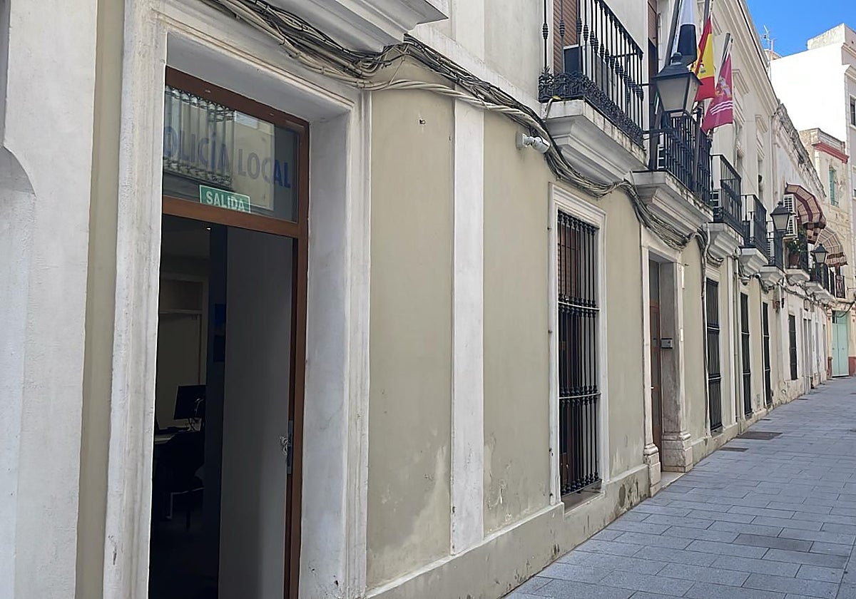 La subinspección de Policía Local de la calle Montesinos, con la puerta abierta.