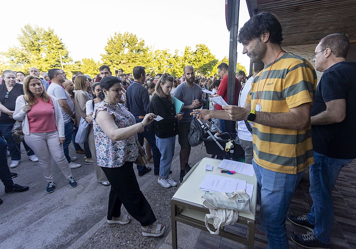 Imagen de archivo del llamamiento a los aspirantes en las últimas oposiciones docentes celebradas en Extremadura.