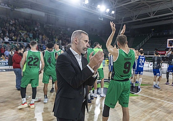 Adrià Alonso y los jugadores del Cáceres agradecen a la afición su apoyo ante el Ponferrada.