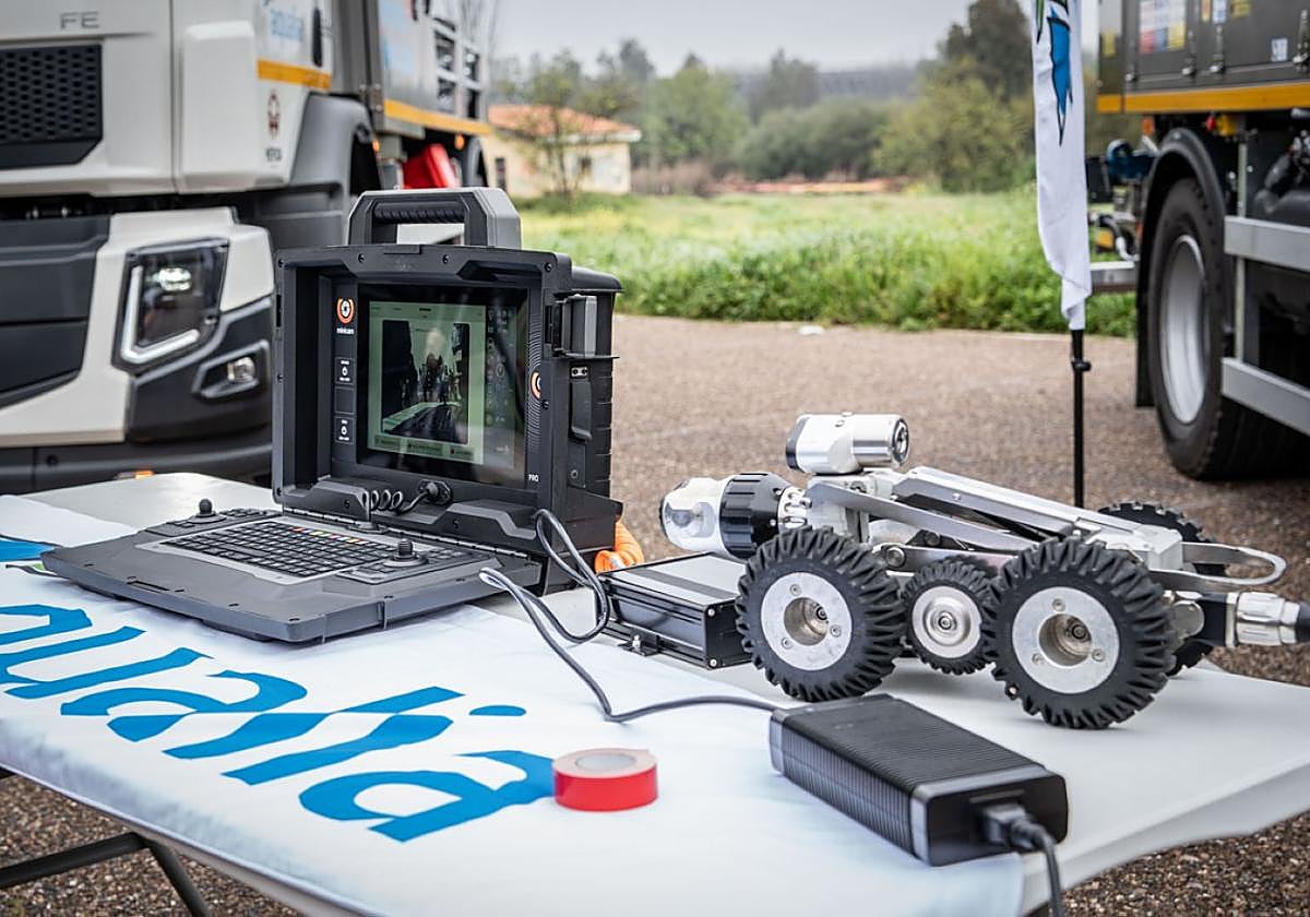 La cámara teledirigida conectada al monitor que se meterá en la red de tuberías de Mérida.