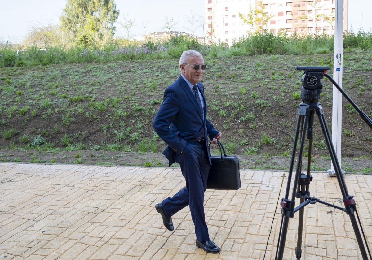 Biedma pregunta hoy a los altos funcionarios de la Diputación por el contrato al hermano de Pedro Sánchez