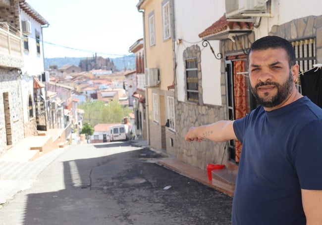 El abuelo señala la calle Calzada de San Lázaro, donde se produjeron los tiros. Al fondo, la vivienda en la que la niña recibió el disparo mortal.