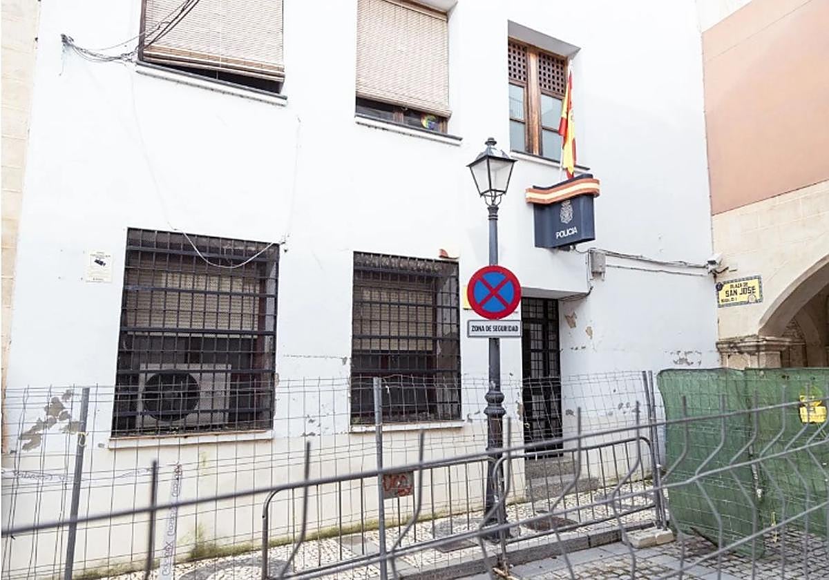 La Comisaría de la Policía Nacional de la plaza Alta está junto a la puerta del Capitel.
