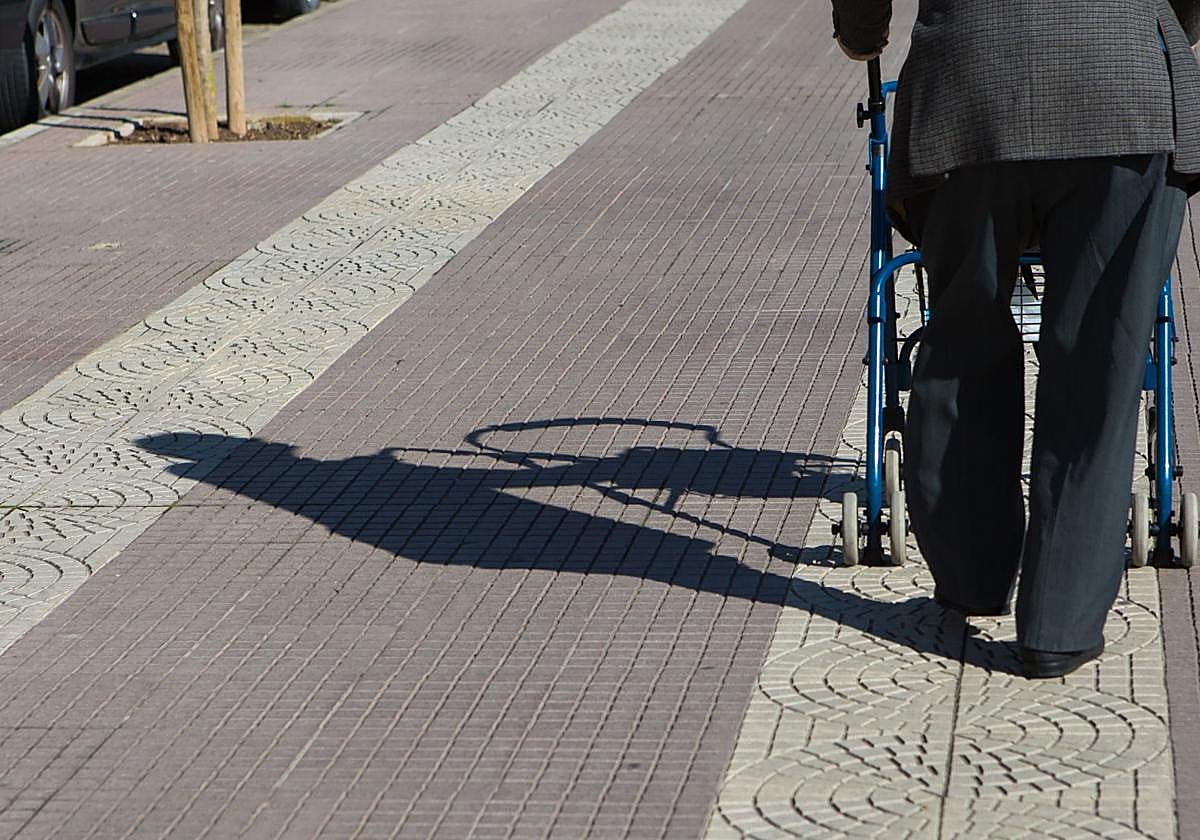 Hombre mayor andando con la ayuda de un andador.