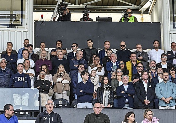 Palco del Nuevo Vivero con los nuevos consejeros y Luis Oliver Albesa unas filas más atrás.