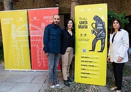 La vicepresidenta provincial Esther Gutiérrez y la edil Belinda Martín, con el actor Jorge Barrantes.
