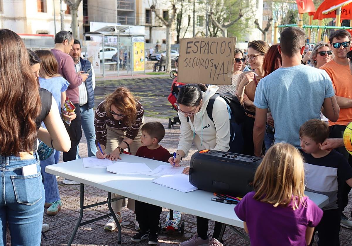 Una mesa recogió firmas para solicitar el arreglo de los parques.