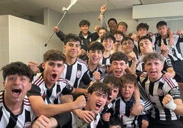 Los jugadores del juvenil del Badajoz celebran la última victoria ante el Flecha que le daba el ascenso virtual.