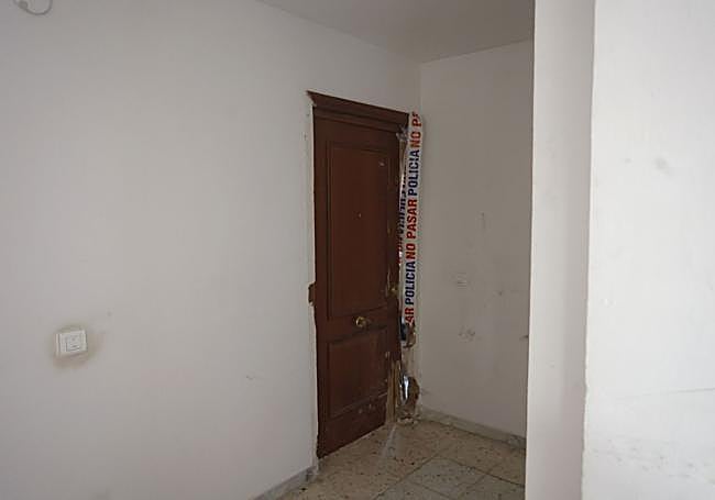 Puerta precintada del sexto piso, donde ocurrieron los hechos.