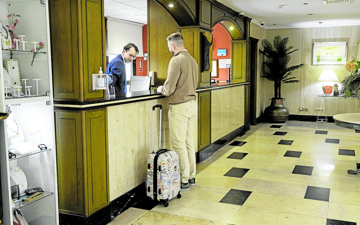 Uno de los clientes del hotel Río se registra en recepción a su llegada al hotel.