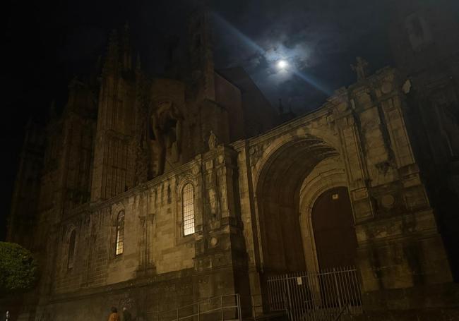 Catedral de Plasencia con las luces apagadas