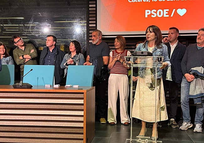 Belén Fernández durante su intervención en la asamblea tras ganar la votación.