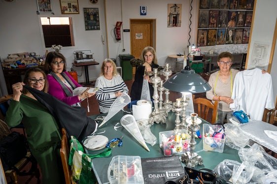 Lole Cantero y las costureras en la sala de la hermandad donde cosen