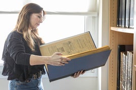 La documentalista Laura Marroquín con uno de los archivos de la hemeroteca de la Económica.