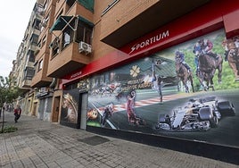 Salón de juegos situado en la avenida de la Constitución en Cáceres.