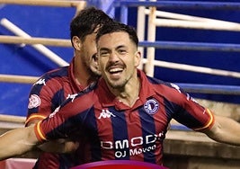 Maikel celebra su primer gol.