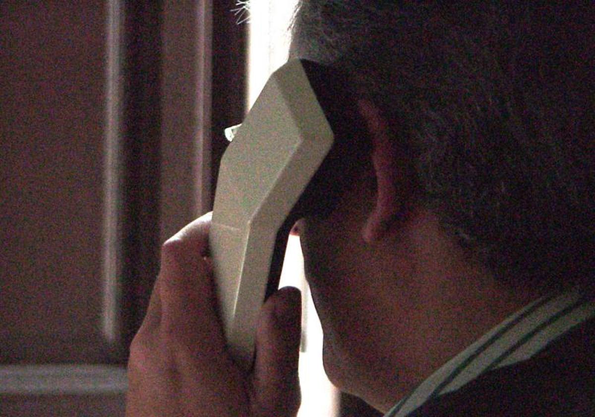 Un hombre hablanco por teléfono.