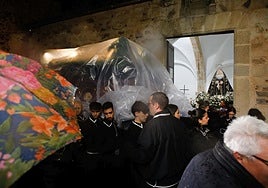 Imagen de archivo de una procesión bajo la lluvia en Cáceres.