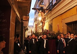 El paso del Cristo del Calvario extremó la atención a su paso por la calle San Idelfonso.