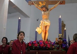 Los cofrades junto al Cristo de la Preciosa Sangre este sábado en el interior del templo del Buen Pastor.