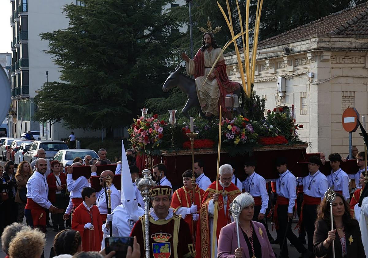 Llegada del paso de la Borriquita a la avenida del Pilar.