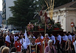 Llegada del paso de la Borriquita a la avenida del Pilar.