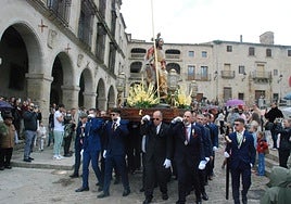 La Burrina, en la plaza Mayor, con algunos paraguas abiertos.