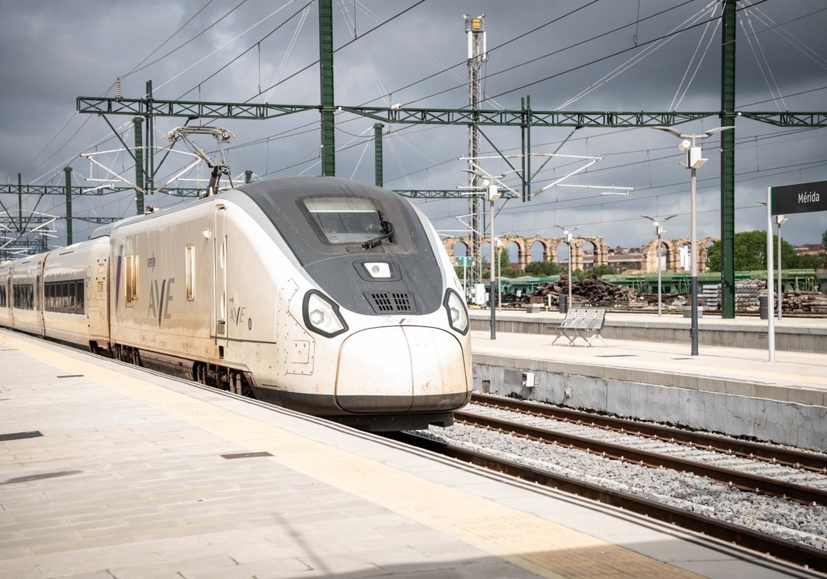 El ministro de Transportes llegó en avión, probó el tren y se desplazó en coche