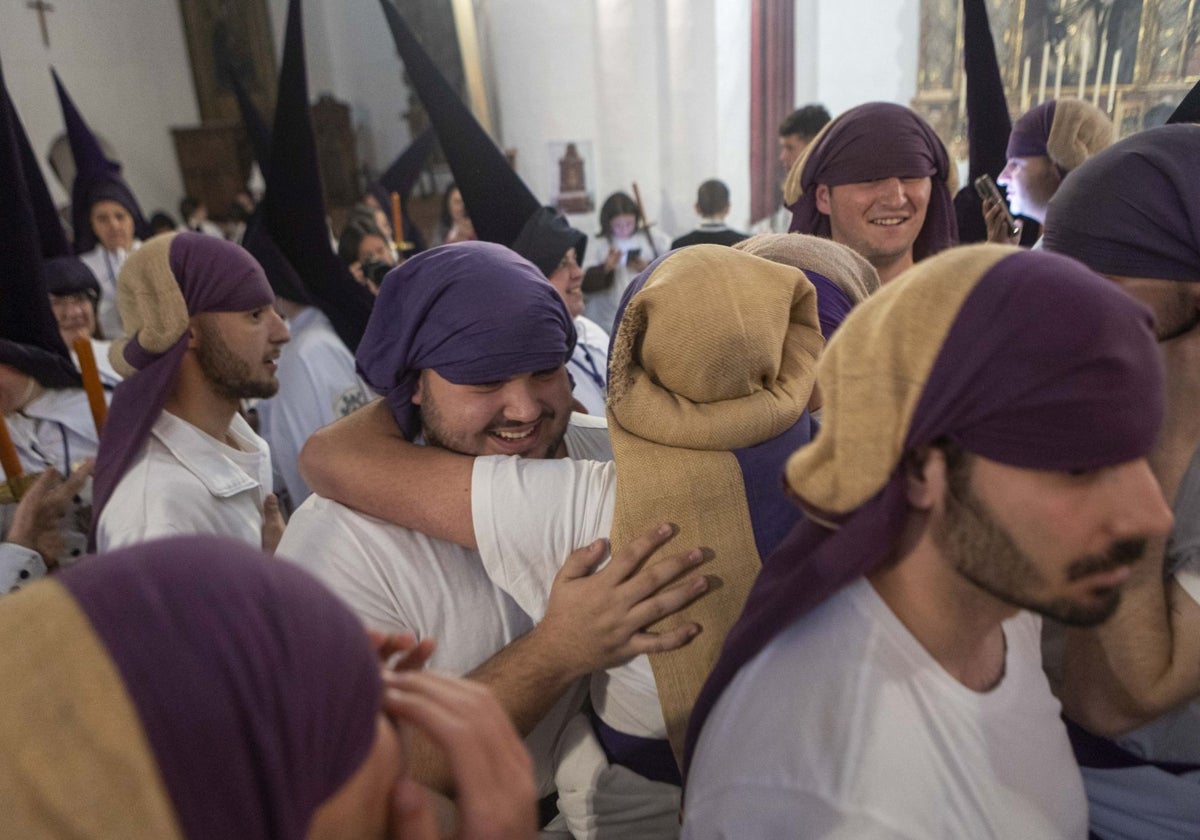Los costaleros de la cofradía de la Salud, en Cáceres, celebran la salida de la procesión tras temer su suspensión.