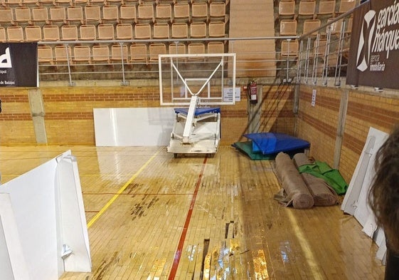 El parqué podrido y levantado en el pabellón La Granadilla debido a las goteras.