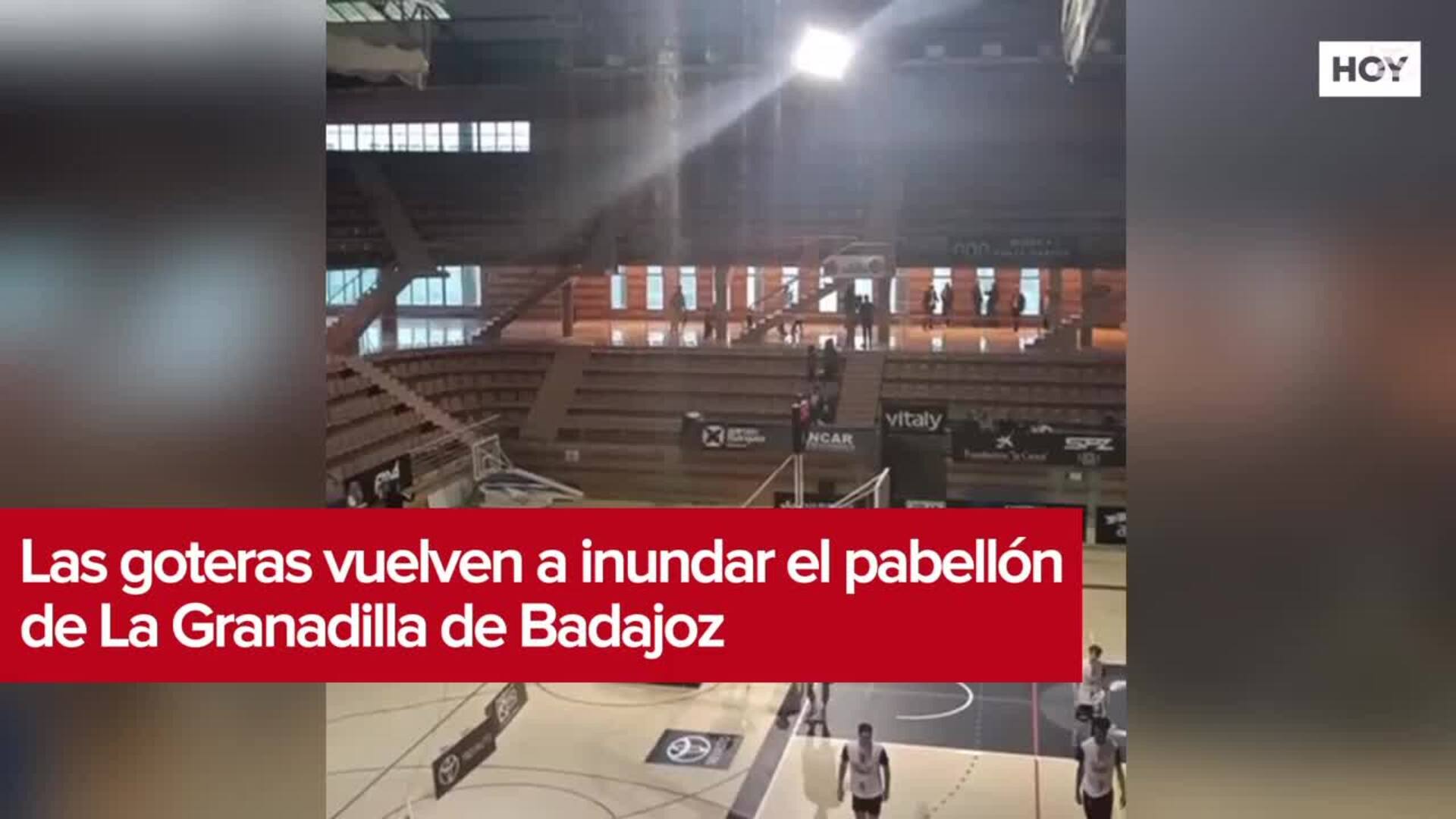 Las goteras vuelven a inundar el pabellón de La Granadilla de Badajoz