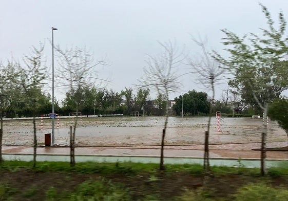 Un parque de Talavera la Real el sábado por la tarde.